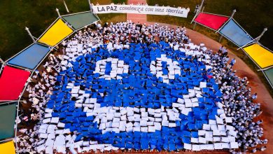 Photo of Un mosaico gigante une a los escolares de Gines bajo el lema “La paz comienza con una sonrisa”