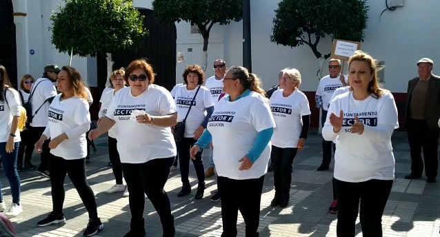 Photo of Los vecinos afectados del Sector F de Almensilla cantan contra la mala gestión del Ayuntamiento