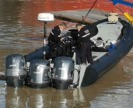 Photo of La Policía Local de Coria del Río encuentra una narcolancha a la deriva en el Guadalquivir