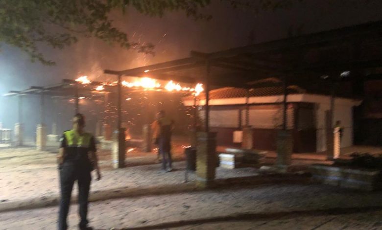 Photo of Un incendio en la cuneta de la A-49 se propaga hasta el parque Joaquín Ruiz Jiménez de Tomares