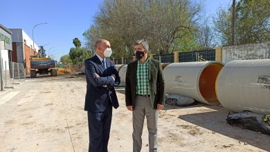 Photo of El delegado de Emasesa y alcalde de Coria del Río visitan las obras de saneamiento arroyo Rio Pudio