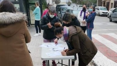 Photo of Las familias recogen firmas contra el plan de la Junta de eliminar plazas y clases en los colegios públicos de Sevilla
