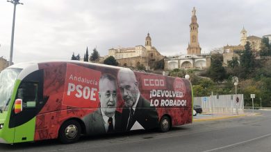 Photo of El autobús ‘¡Devolved lo robado!’ ya recorre las calles del Aljarafe