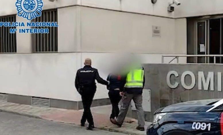 Photo of La Policía Nacional detiene a un varón por  atracar a punta de pistola un salón de juegos en Coria del Río (Sevilla)