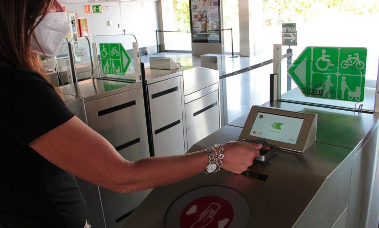 Photo of El sistema de pago con móvil o tarjeta en el Metro de Sevilla copa ya una cuota del 40%
