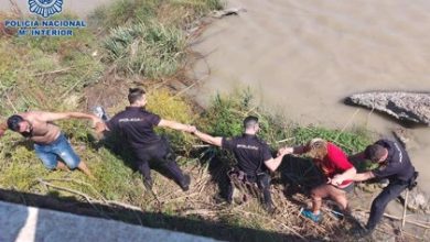 Photo of Rescatan a una mujer de morir ahogada haciendo una cadena humana en Coria