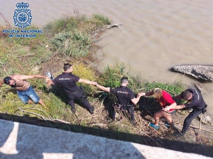 Photo of Rescatan a una mujer de morir ahogada haciendo una cadena humana en Coria