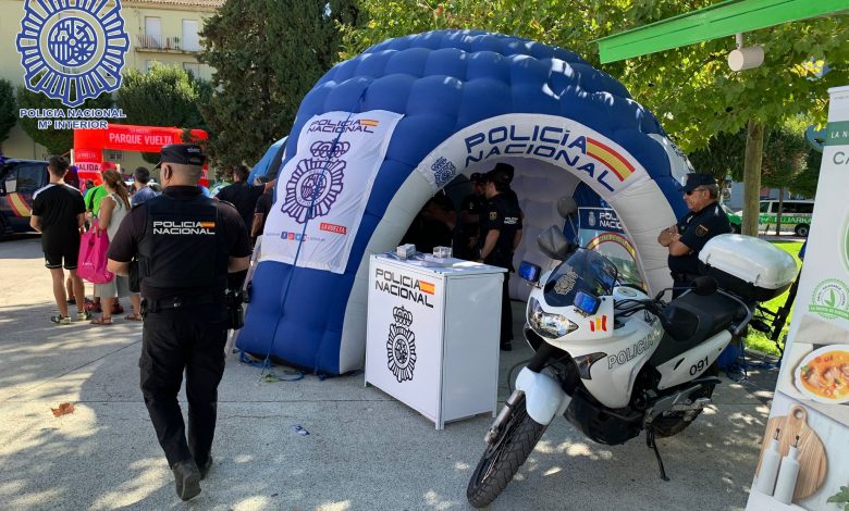 Photo of La ciudadanía podrá visitar el stand de la Policía Nacional en Tomares coincidiendo con la llegada de la vuelta ciclista a España