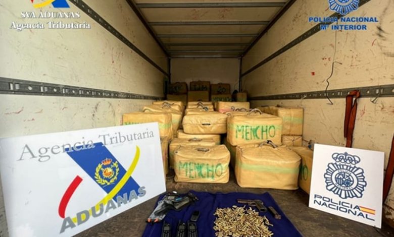 Photo of Intervenida una ‘narcolancha’ con 3.600 kilos de hachís en una operación antidroga en el rio Guadalquivir